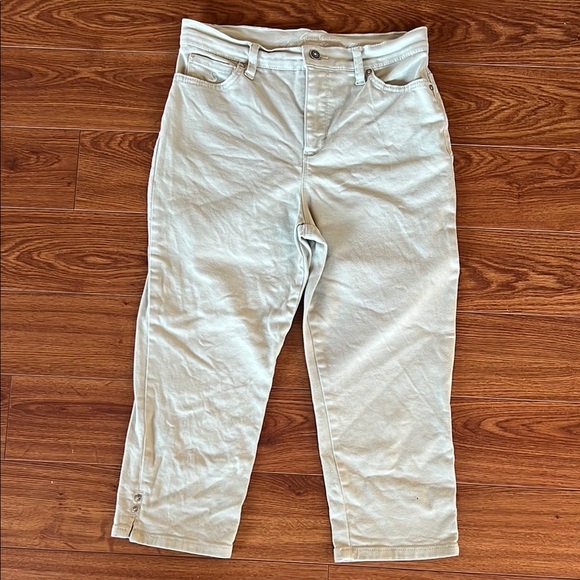 Gloria Vanderbilt All-Around Slimming Effect Light Tan Capris - Picture 1 of 6